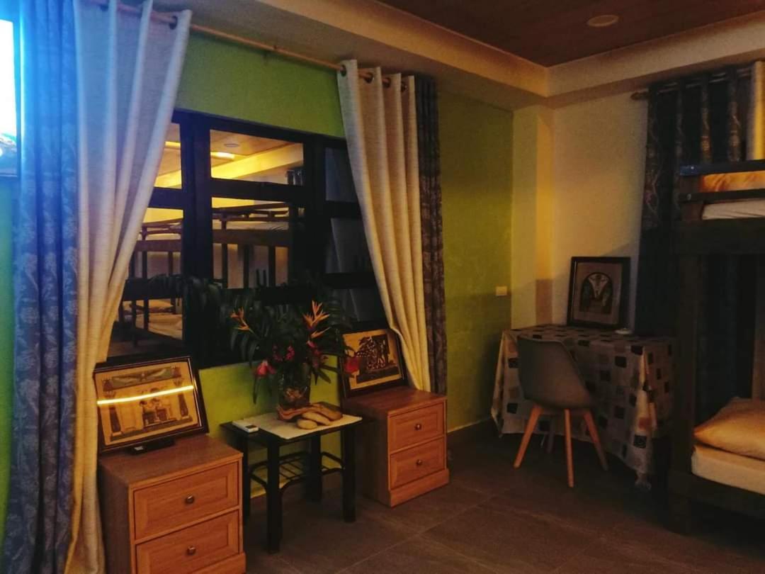 Gbu Loboc River Guesthouse Bagian luar foto
