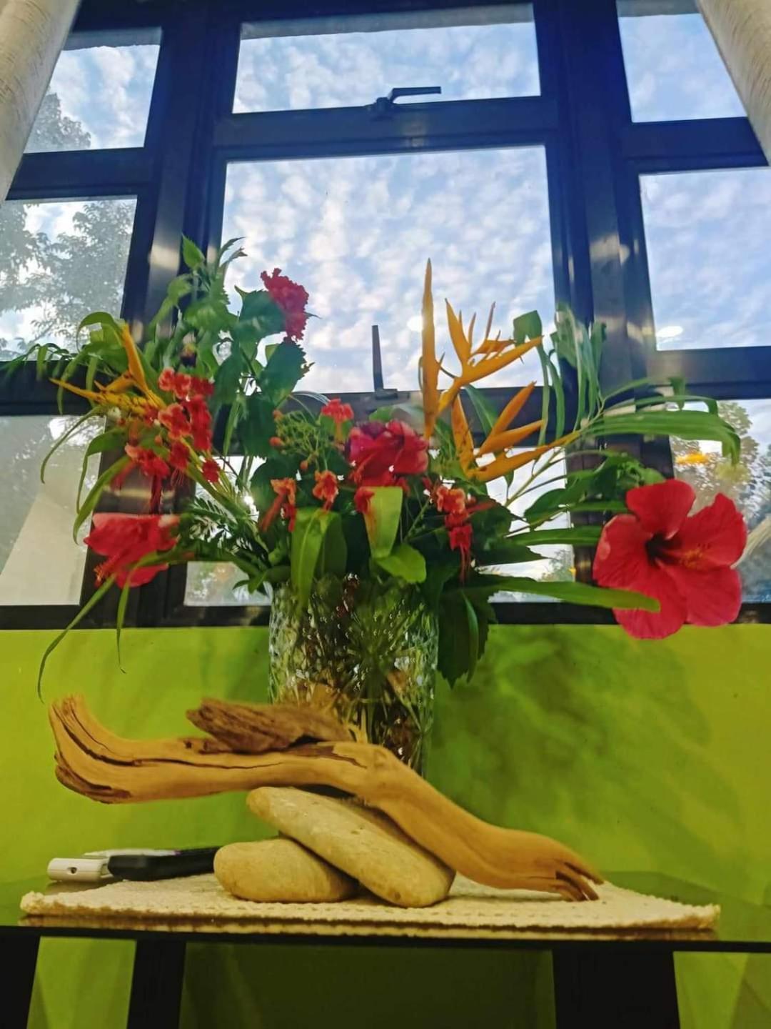 Gbu Loboc River Guesthouse Bagian luar foto