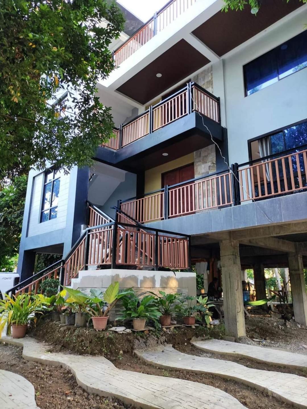 Gbu Loboc River Guesthouse Bagian luar foto