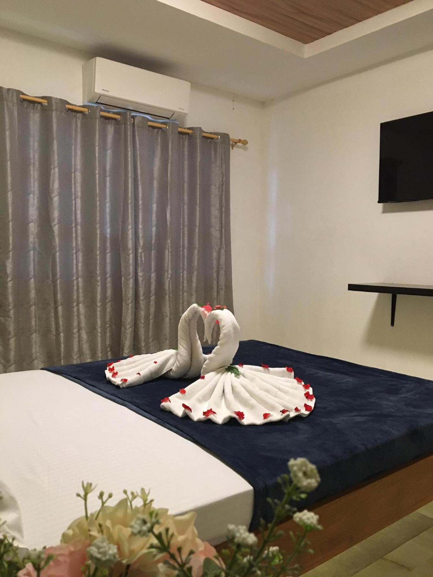 Gbu Loboc River Guesthouse Bagian luar foto