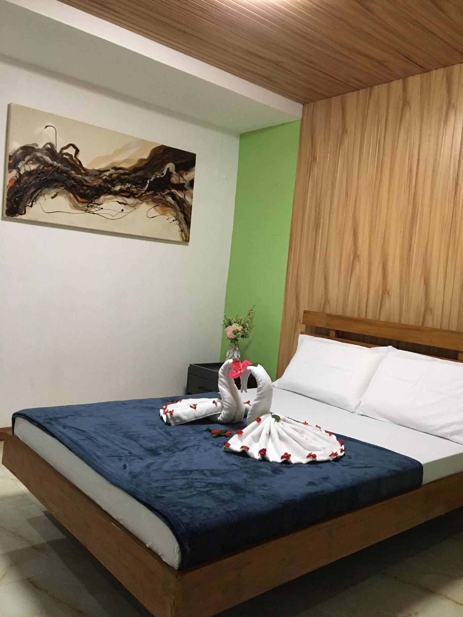 Gbu Loboc River Guesthouse Bagian luar foto