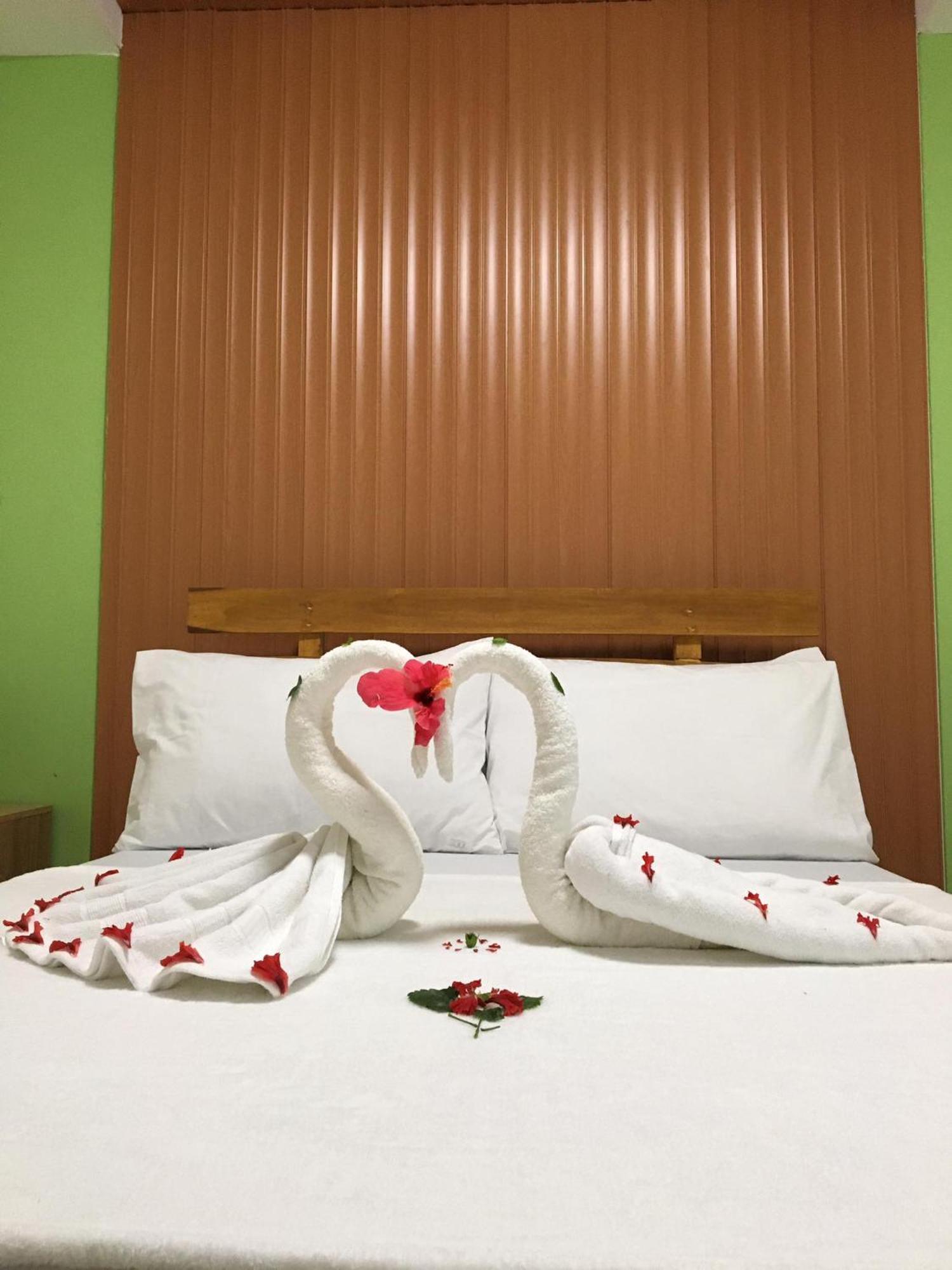 Gbu Loboc River Guesthouse Bagian luar foto