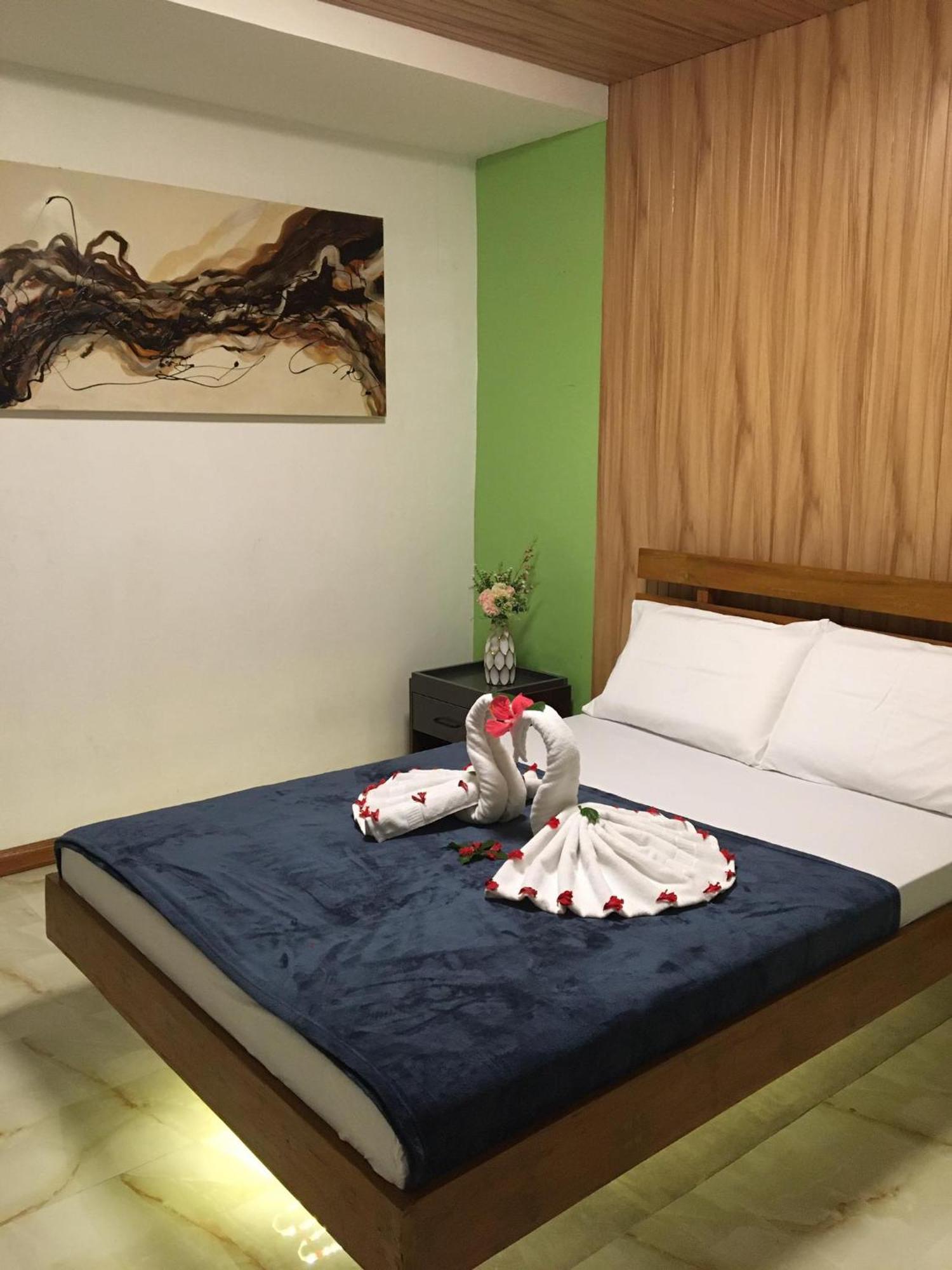Gbu Loboc River Guesthouse Bagian luar foto