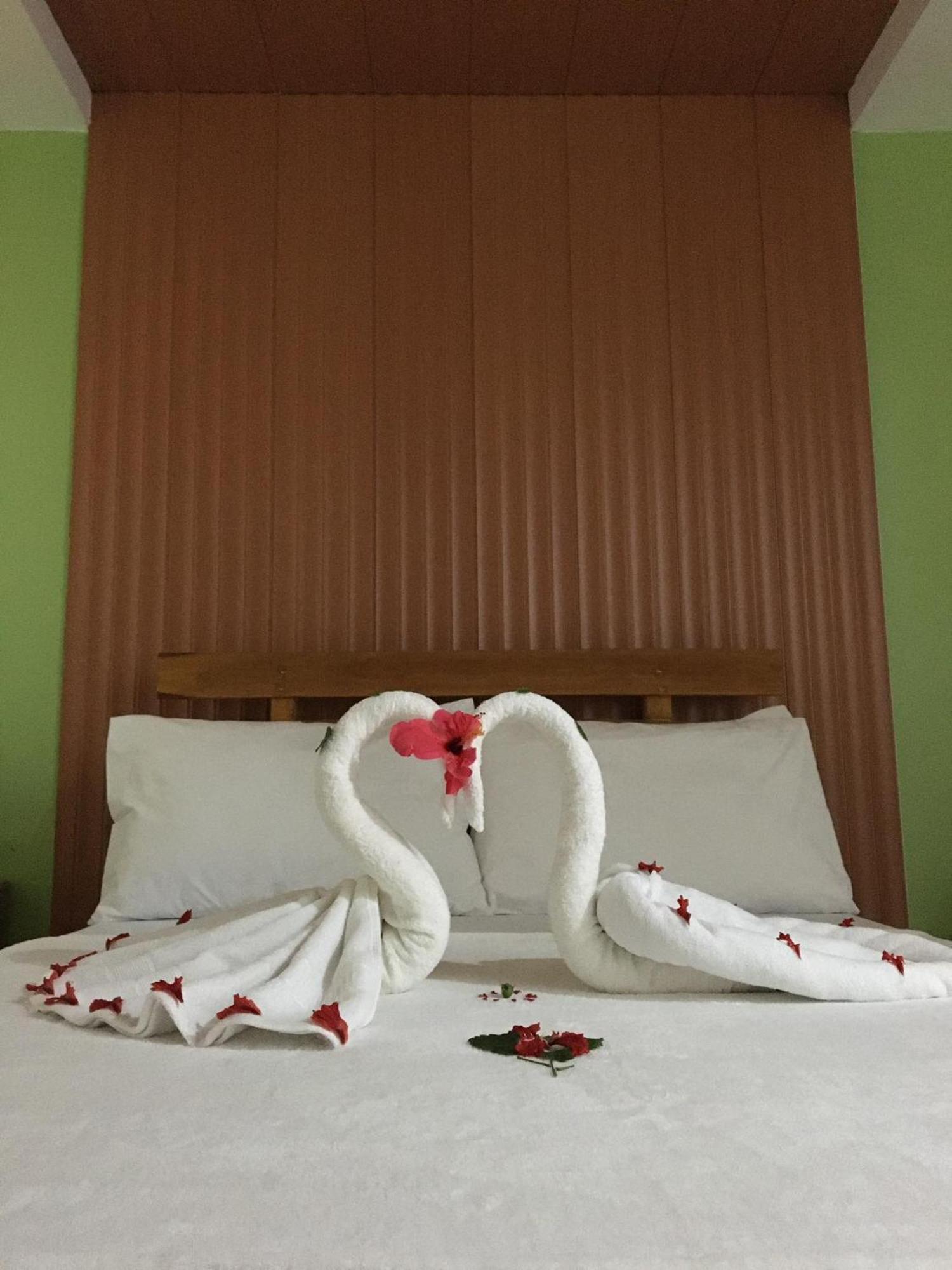 Gbu Loboc River Guesthouse Bagian luar foto